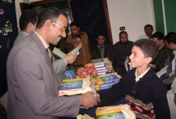 د. عبد الفتاح حسن يكرم الفائزين بالمسابقة الثقافية الرمضانية