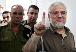 سلطات الاحتلال الصهيوني تمنع الدواء والطعام عن الدكتور عزيز دويك