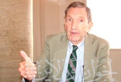 الوزير الأمريكي الأسبق يكشف أكاذيب "البيت بيتك" ويؤكد احتجازه في المطار