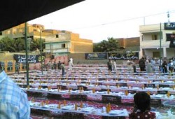 أهالي فاقوس يتسلَّقون السلالم والأسطح لحضور إفطار فريد إسماعيل!