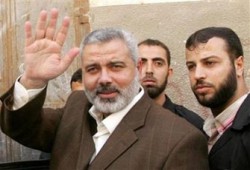 صرف رواتب 40 ألف عامل بغزة والرشق يحمِّل عباس مسئولية الانقسام