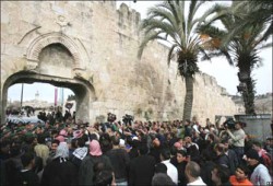 الاحتلال يمنع آلاف الفلسطينيين الاقتراب من الأقصى لأداء صلاة الجمعة‍