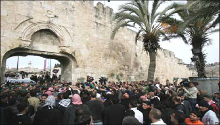 الاحتلال يمنع آلاف الفلسطينيين الاقتراب من الأقصى لأداء صلاة الجمعة‍