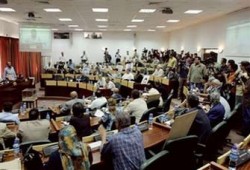 التشريعي الفلسطيني: قانون الانتخابات الجديد يكرس استمرار عباس في الكرسي