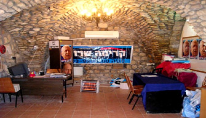 المغتصبون يحرقون مسجدًا بالضفة وتورط أمن عباس في البحث عن شاليت