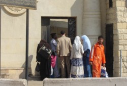 مضايقات أمنية لأصهار "الشاطر" وأقاربه أثناء زيارتهم له بمعتقل طرة