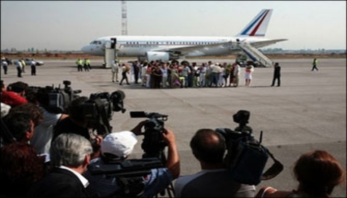 صحف العالم تبرز انتهاء أزمة الممرضات البلغاريات والصفقة مع ليبيا