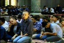 أكثر من 75% من الشباب العربي الأمريكي يشْكون من التمييز