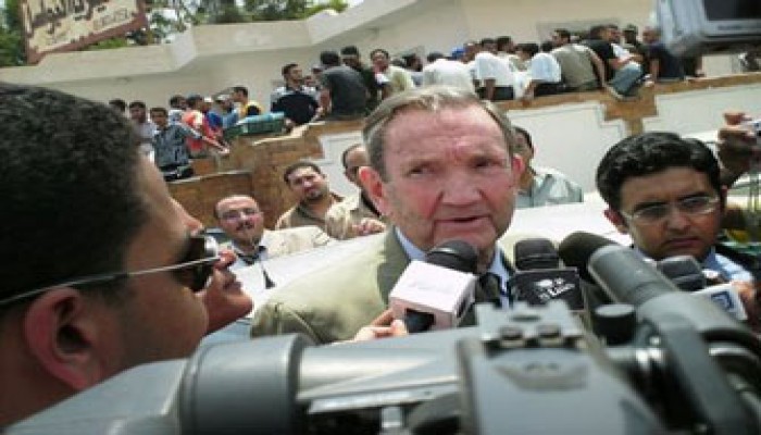 كلارك وخوريس وريدلي يغادرون الهايكستب بعد منعهم من دخول المحكمة