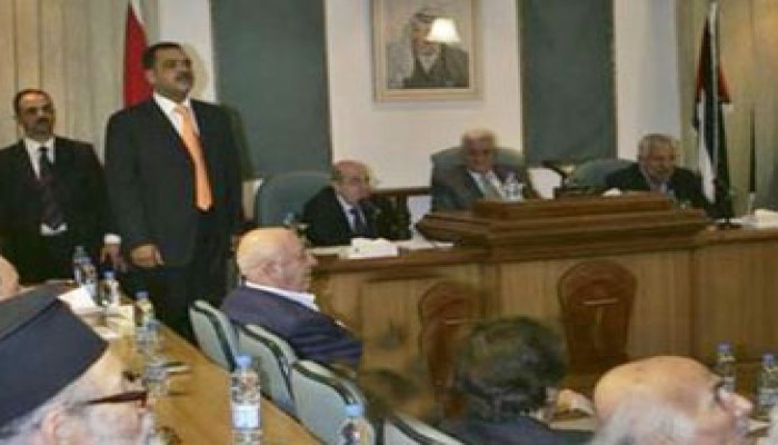 عباس يبحث فرض المزيد من الإجراءات لمحاصرة حماس