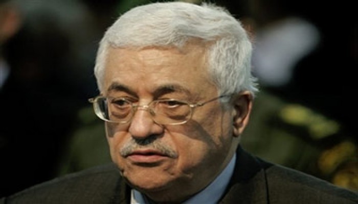 واضعو الدستور الفلسطيني ينتقدون قرارات عباس وتجاوزه للتشريعي