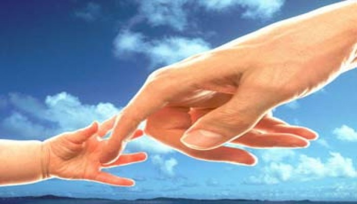 ساعديه كي يمارس أبوَّته