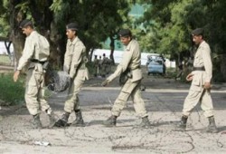 إجراءات أمنية مكثفة بعد محاولة اغتيال مشرف واستمرار اشتباكات إسلام آباد