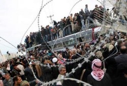الفلسطينيون العالقون بمعبر رفح يرفضون استخدام معبر كرم أبو سالم