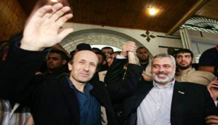 جونستون يشكر حماس على إطلاق سراحه ومشعل يعتبره إنجازًا للحركة