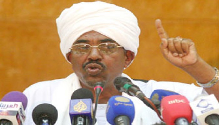 البشير يحذر من "عرقنة" السودان ويتهم ساركوزي بالتبعية لأمريكا