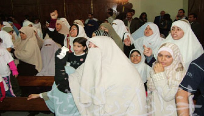 أسر معتقلي الإخوان يقدمون مذكرة لسرور وتأجيل قضية التحفظ إلى أغسطس