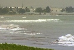 ارتفاع أسعار النفط وتوقف الحياة في عمان بسبب الإعصار