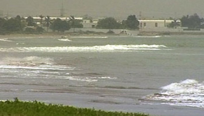 ارتفاع أسعار النفط وتوقف الحياة في عمان بسبب الإعصار