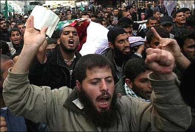 شهيدان بالضفة وغزة وحماس تحذر من استهداف قادتها