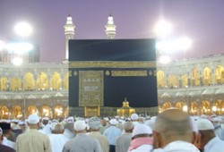 هل يجوز لي أن أعتمر وأنا مدين؟