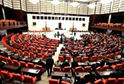 البرلمان التركي يصوِّت على تزامُن استفتاء تعديلات الدستور مع الانتخابات العامة