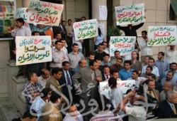 ممثلو القوى السياسية يتضامنون مع أهالي المحالين للعسكرية أمام نقابة المحامين