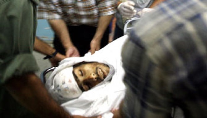 استشهاد فلسطينيَّيْن وعباس يضغط على الفصائل لوقف إطلاق الصواريخ