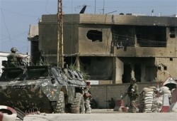 تصعيد عسكري خطير في أزمة نهر البارد واتصالات فلسطينية لوقف الاشتباكات