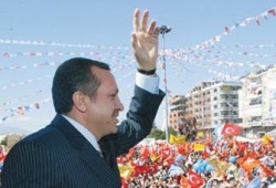 أردوجان يتوقع فوزًا كبيرًا للعدالة والتنمية في الانتخابات المبكرة بتركيا