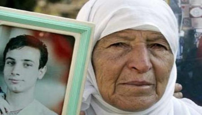 حماس تطالب بحل قضية الأسرى ومفاوضات سرية بين عباس وأولمرت