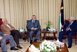 حماس وفتح تجددان الالتزام باتفاق مكة وتحذيرات من كارثة إقليميَّة بسبب الحصار