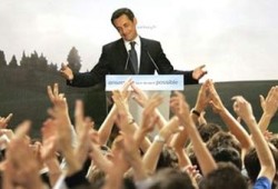 ترحيب دولي واضطرابات بضواحي باريس بعد فوز ساركوزي برئاسة فرنسا