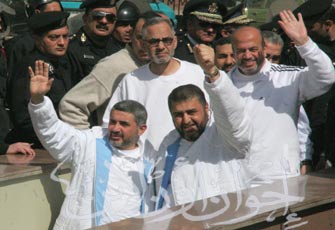 محكمة الجنايات تقضي بالإفراج عن الشاطر و10 من المحالين للعسكرية