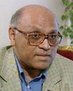 الروائي يوسف القعيد يسأل: مَن سرق المسجد؟!