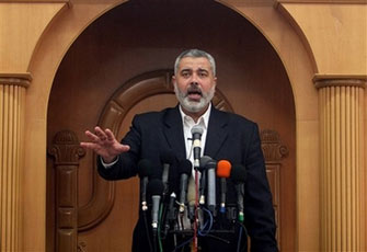 هنية يلتقي القنصل البريطاني وحماس تحذر من اجتياح غزة واستشهاد فلسطيني بالضفة