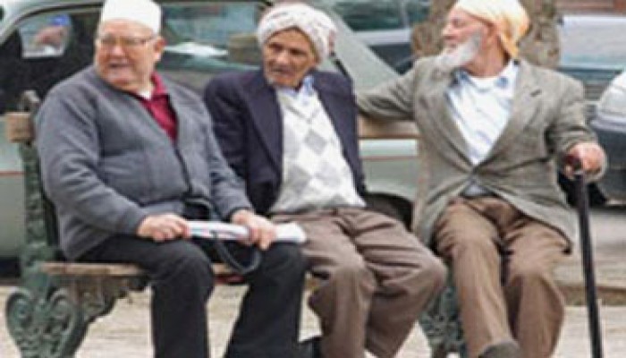 أحزان الوالدين في خريف العمر.. الأبناء تحجَّرت قلوبهم