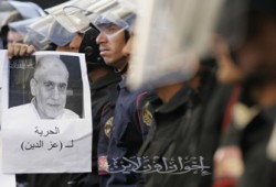 وزارة الداخلية تسمح للزميل عز الدين بتشييع جنازة والدته وتقبل العزاء