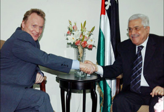 مغتصبون يعتدون على مسجد بالخليل وتفاؤل فلسطيني بانهيار الحصار