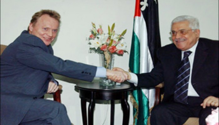 مغتصبون يعتدون على مسجد بالخليل وتفاؤل فلسطيني بانهيار الحصار