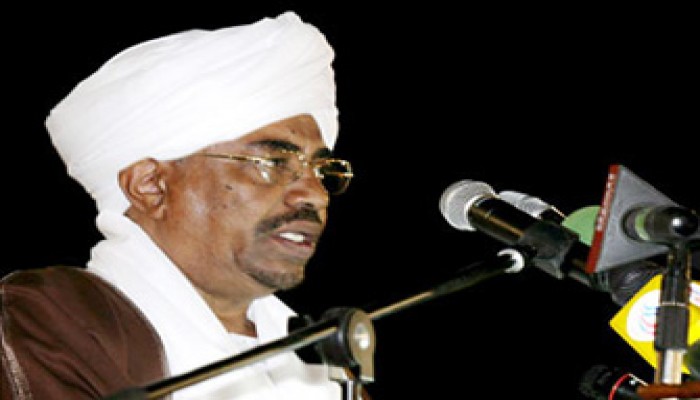 البشير يتهم الغرب بالمبالغة في دارفور و"الصليب الأحمر" ترفض الإدلاء بشهادتها