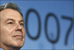 بلير يعلن اليوم خطة لسحب قواته من العراق وسط استمرار التردي الميداني