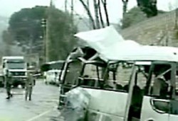 قتلى وجرحى في انفجار حافلتين على أحد الطرق شمال بيروت