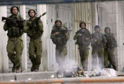 قوات الاحتلال الصهيوني تدنس باحة المسجد الأقصى وإصابة 17 فلسطينيًّا