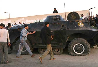 اتفاق بين حماس وفتح لتثبيت الهدنة بعد مصادمات دامية ومشعل وعباس يلتقيان بمكة