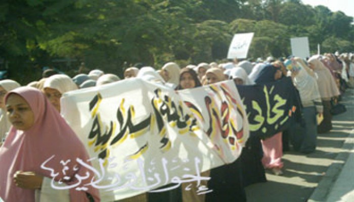 صعود الحجاب في مصر ومخاوف النظام عنوان عالمي بارز