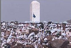 الحجاج يبيتون بمزدلفة ويستعدون لرمي الجمرة الصغرى في أول أيام العيد