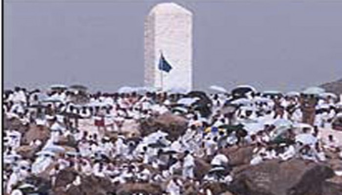 الحجاج يبيتون بمزدلفة ويستعدون لرمي الجمرة الصغرى في أول أيام العيد