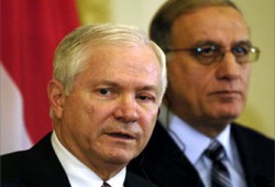 جيتس يغادر العراق وتحركات في النجف لاحتواء أزمة حكوميَّة مرتقبة