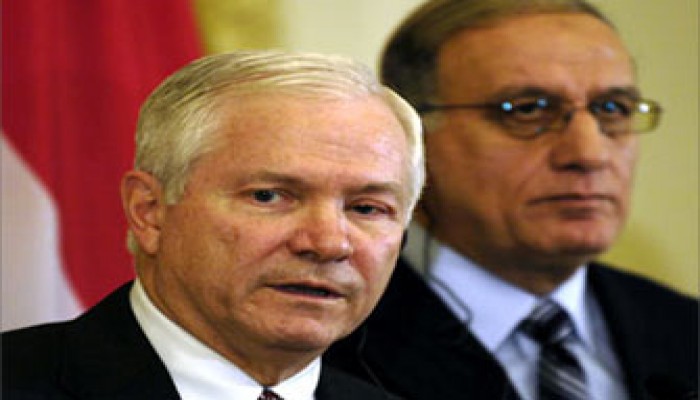 جيتس يغادر العراق وتحركات في النجف لاحتواء أزمة حكوميَّة مرتقبة